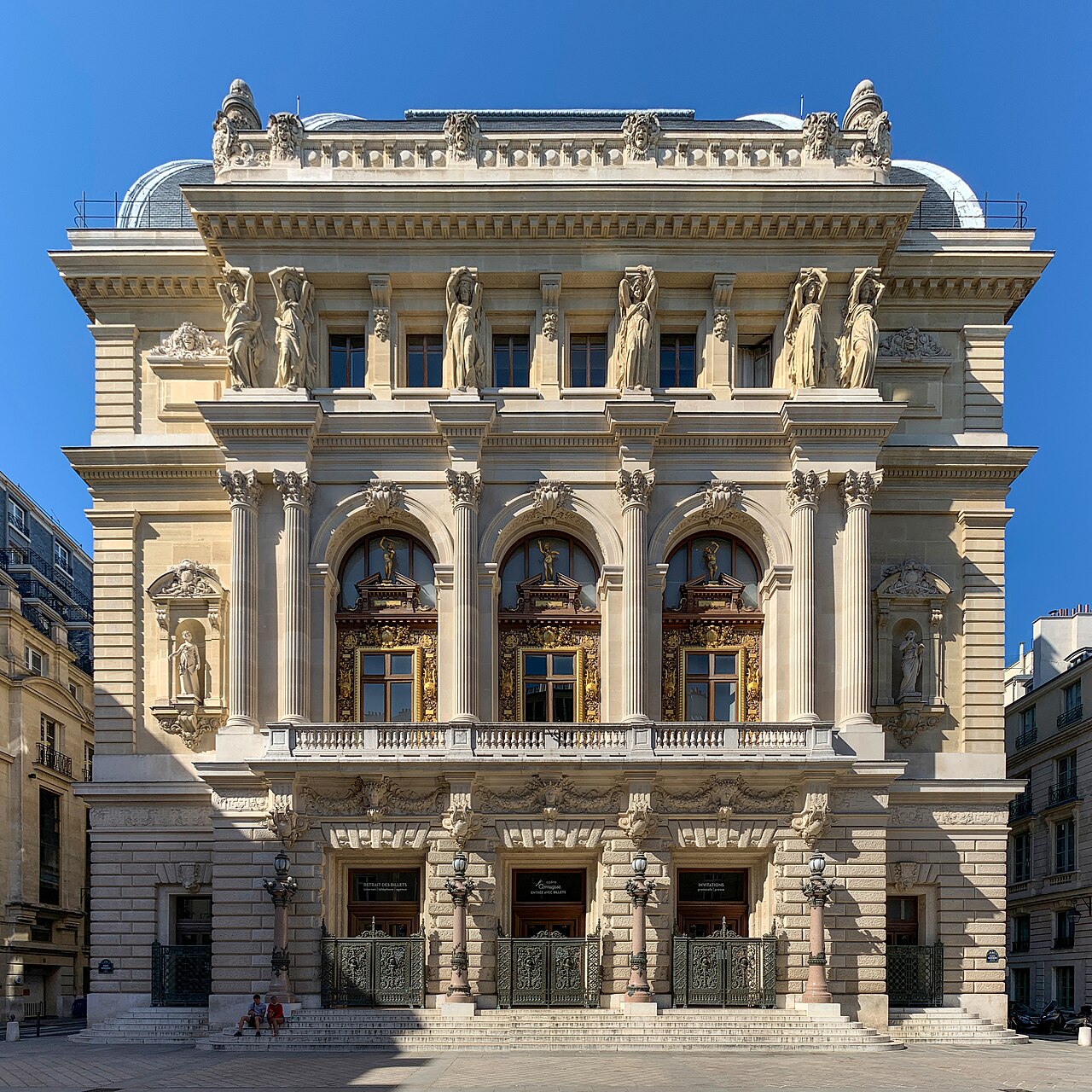 Façade d'un théâtre lyrique parisien