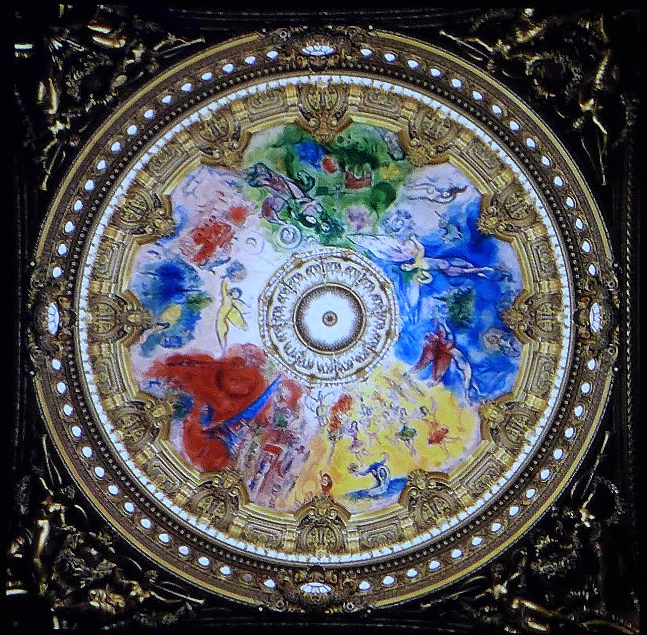 Plafond peint coloré ornant une coupole de théâtre parisien