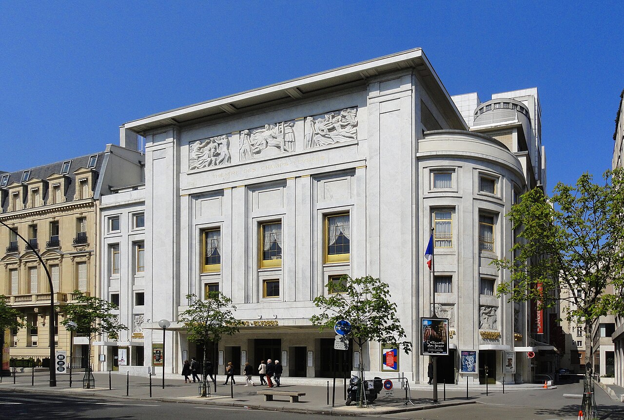 Façade d'un théâtre parisien de style Art déco